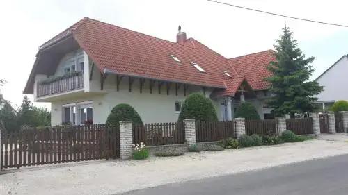 Balaton Apartmanház - главное фото