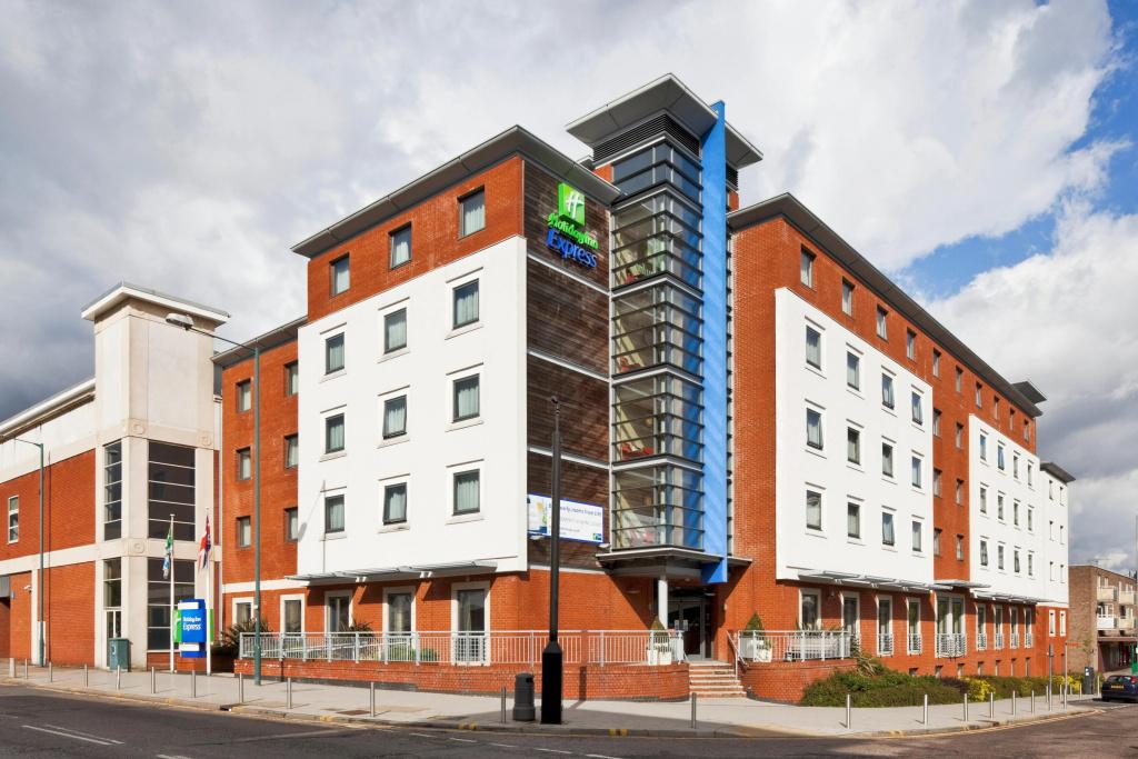 Holiday Inn Express Stevenage by IHG - главное фото