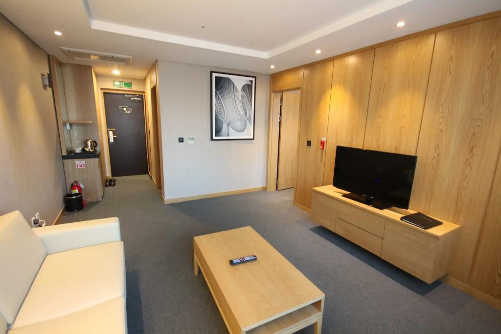 The Central Plaza Hotel - главное фото