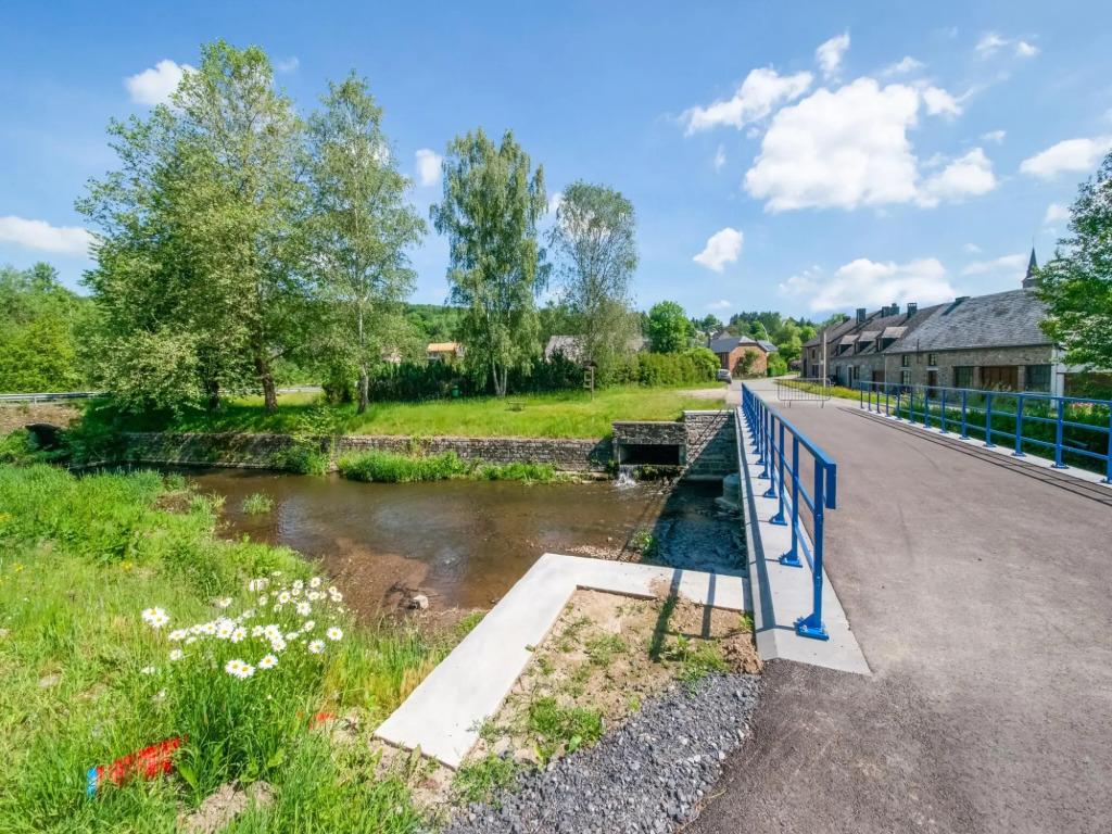 Holiday Home in Bievre With Garden - главное фото