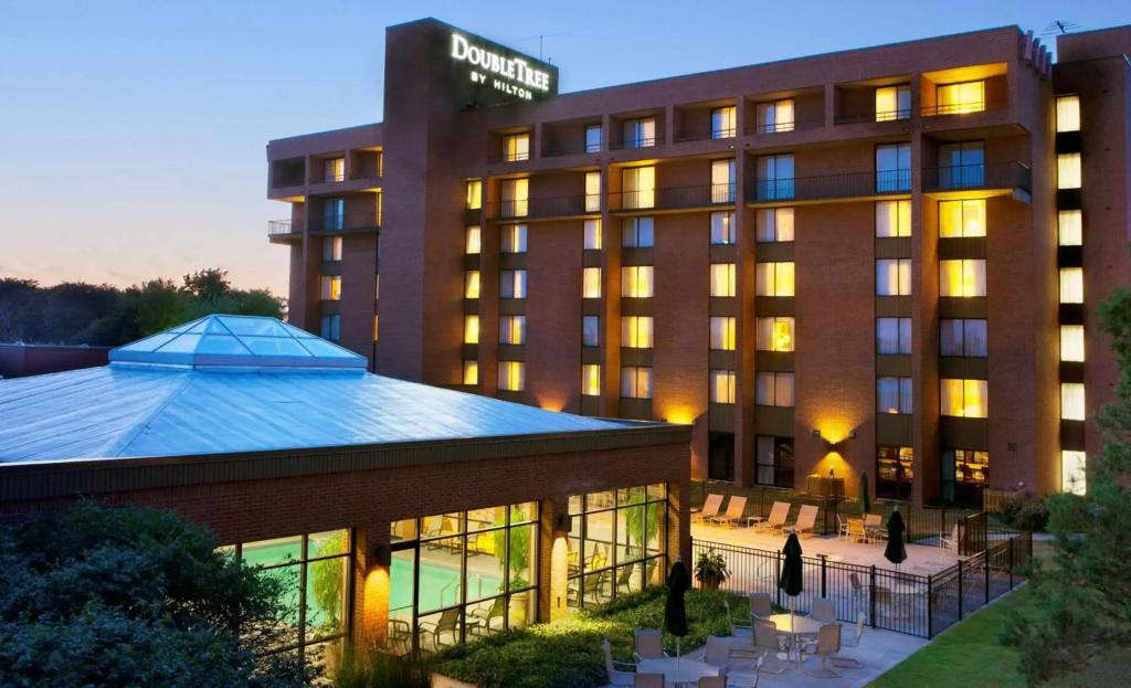 DoubleTree by Hilton Hotel Syracuse - главное фото