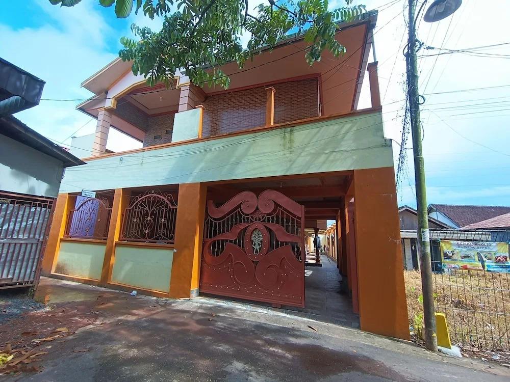 SPOT ON 92458 Azeela Kost Syariah - главное фото