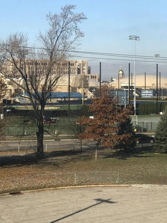 Ivy Court Inn & Suites - главное фото