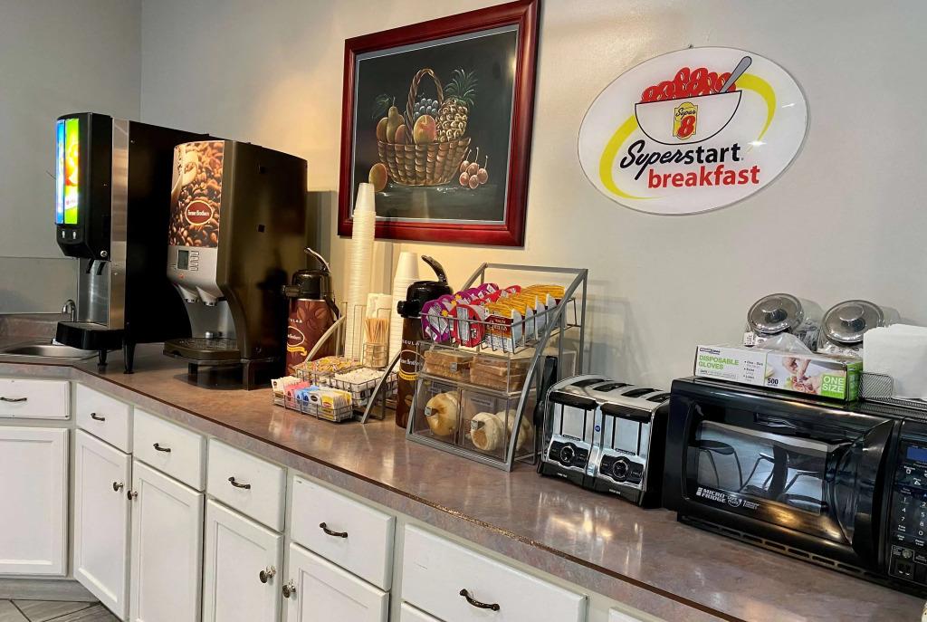 Super 8 by Wyndham Bloomington University Area - главное фото