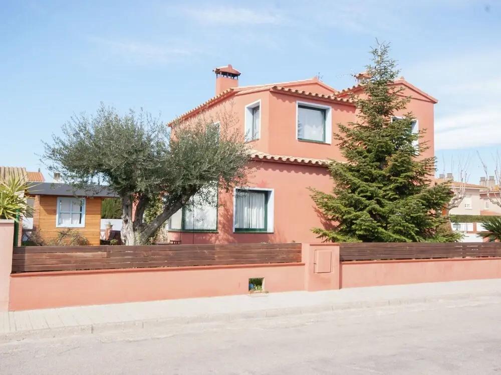 Luring Holiday Home in Girona With Swimming Pool - главное фото