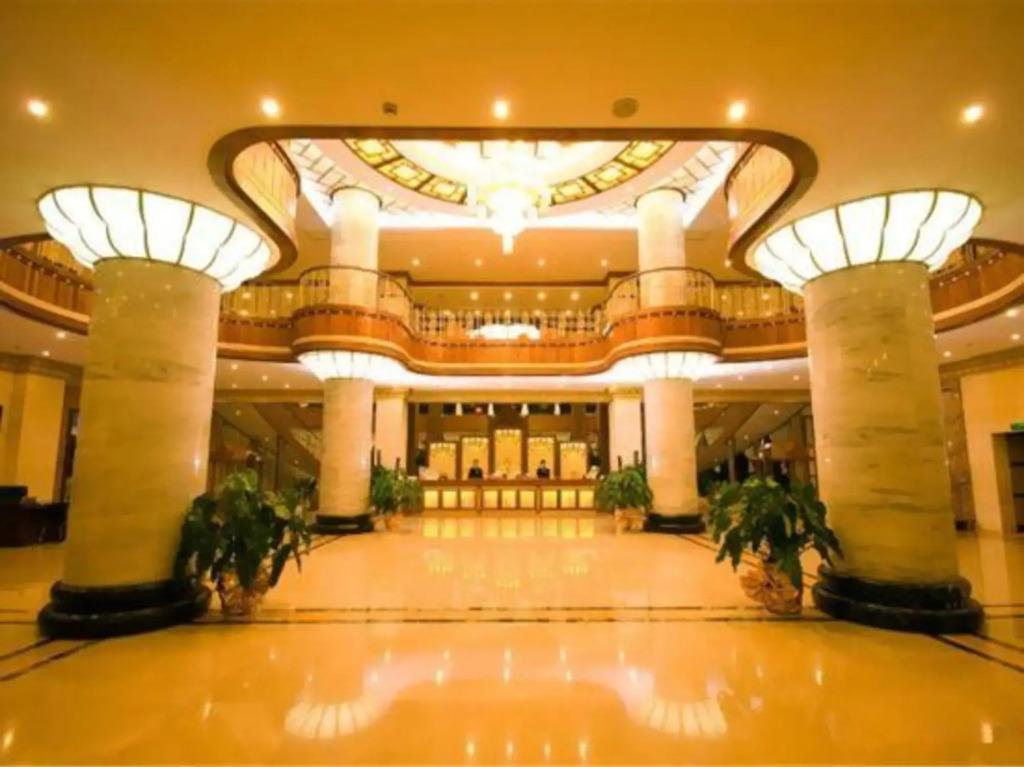 Golden Phoenix Hotel - главное фото