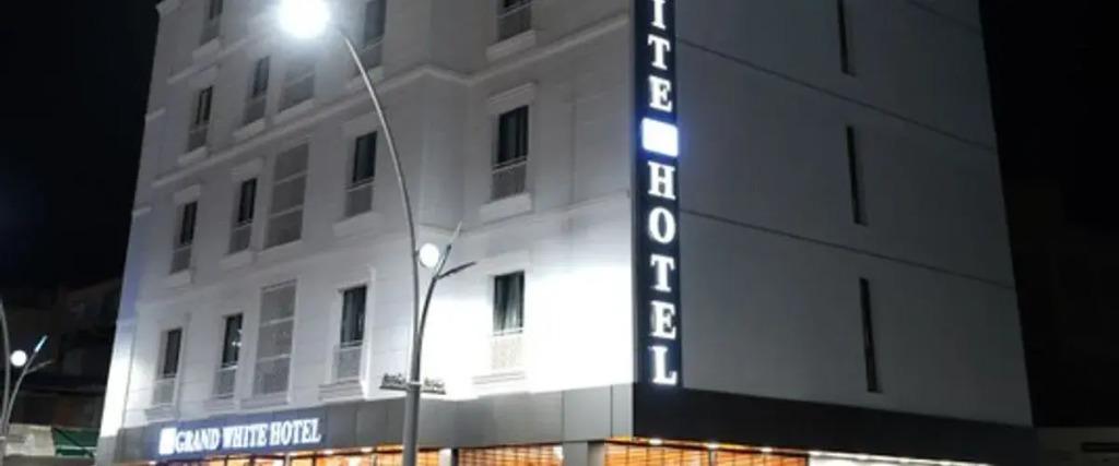 Grand White Hotel - главное фото