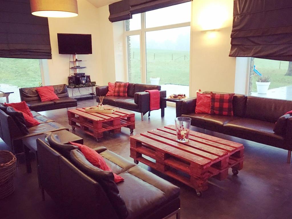 Large Cozy Cottage With Home Cinema - главное фото