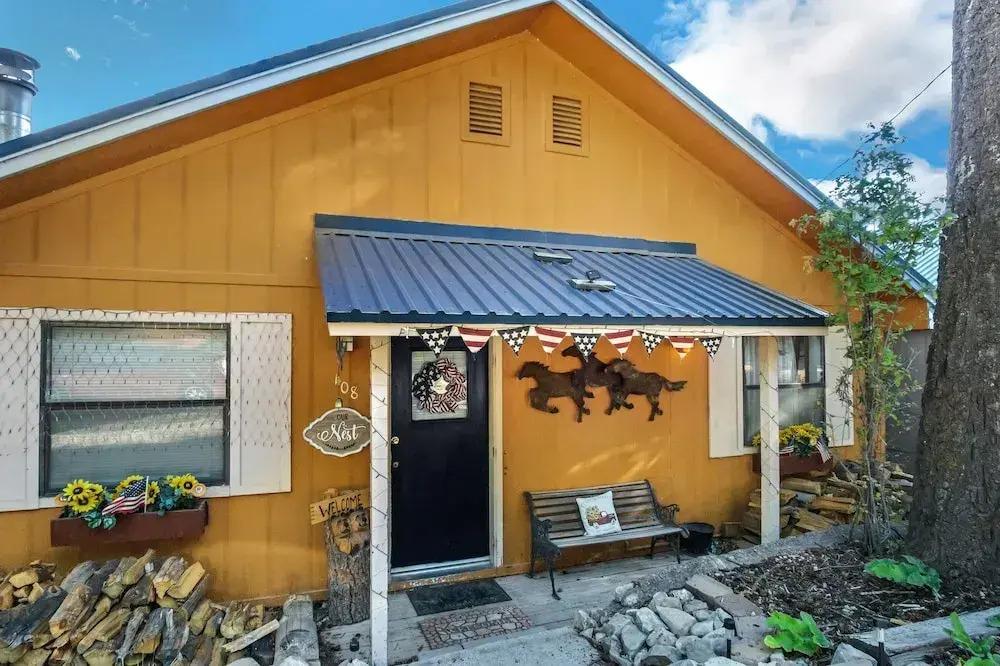 Eagle's Nest - Hot Tub, Deck & Prime Location 2 Bedroom Cabin - главное фото