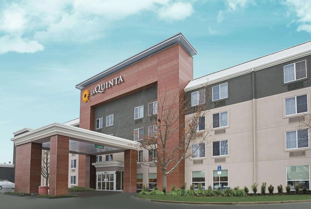 La Quinta Inn & Suites by Wyndham Detroit Utica - главное фото