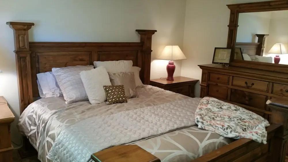 Quiet 2 Bdrm-Gourmet Kitchen-Comfy King - главное фото