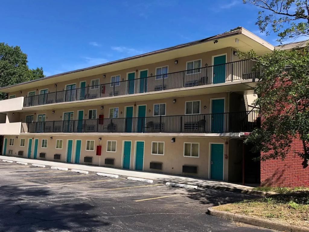 Cascades Inn - главное фото