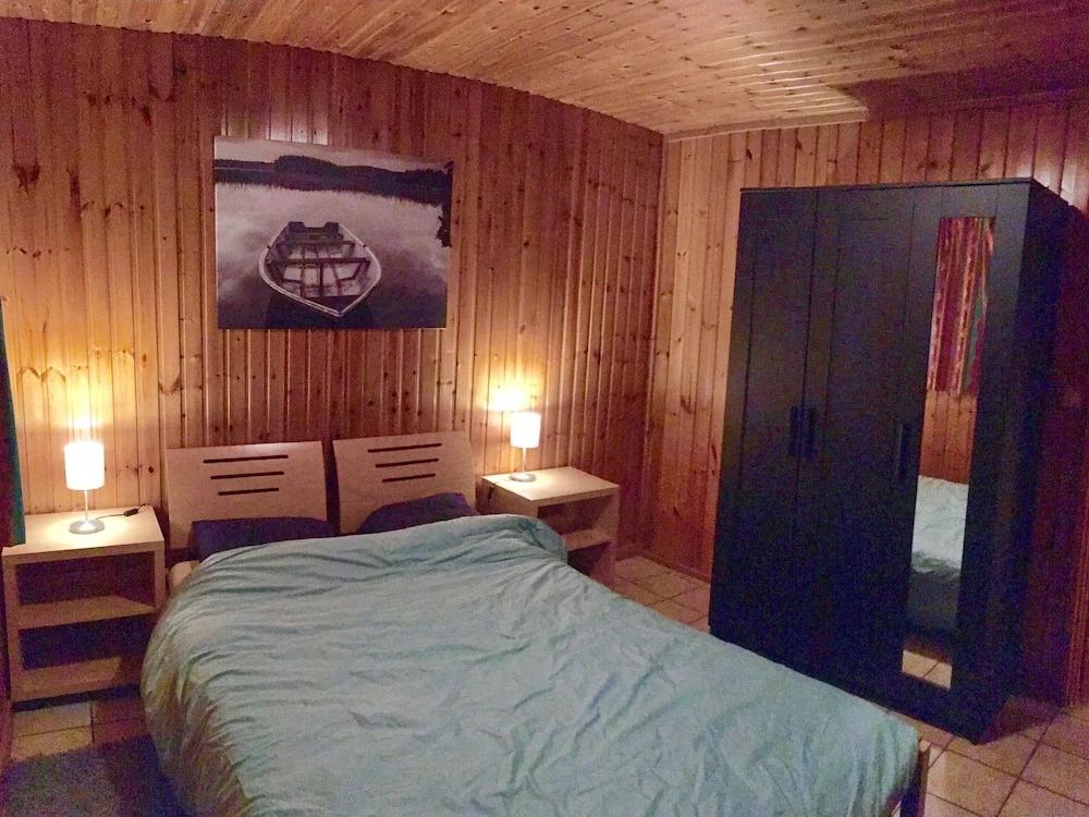 Modern Holiday Home in Somme-leuze With Sauna and Jacuzzi - главное фото