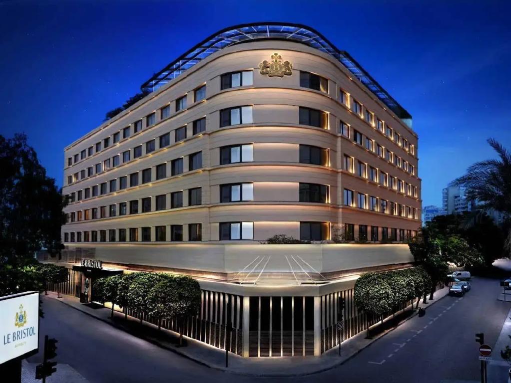 Le Bristol Hotel - главное фото