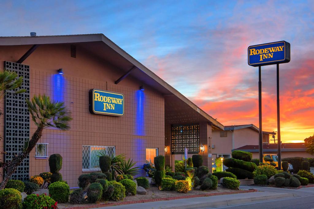 Rodeway Inn Near University-Gateway to Yosemite - главное фото