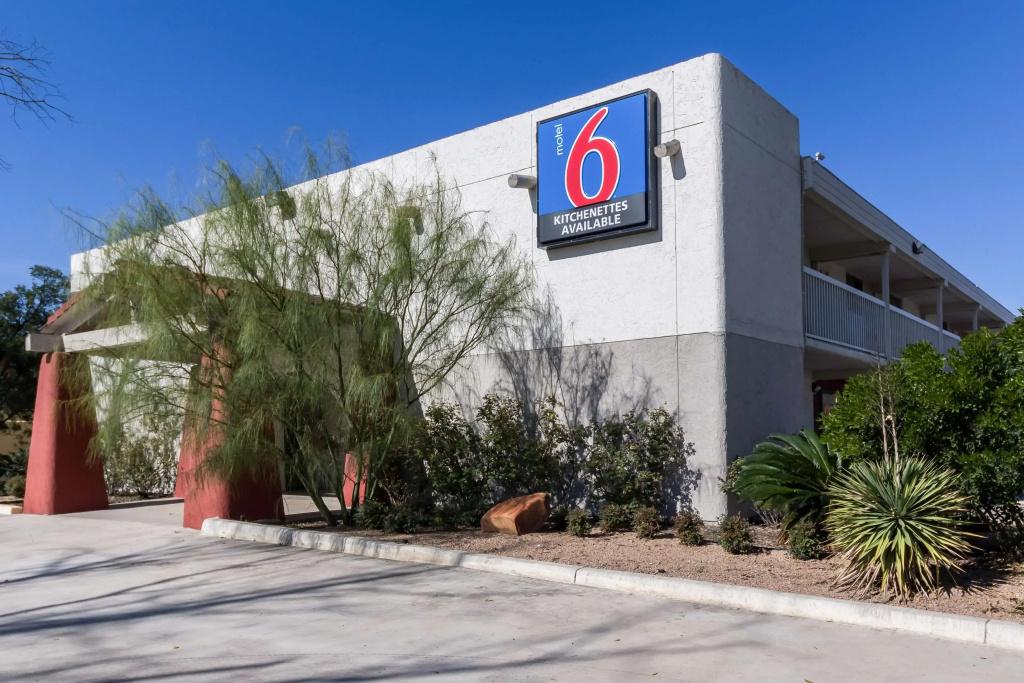 Motel 6 Uvalde, TX - главное фото