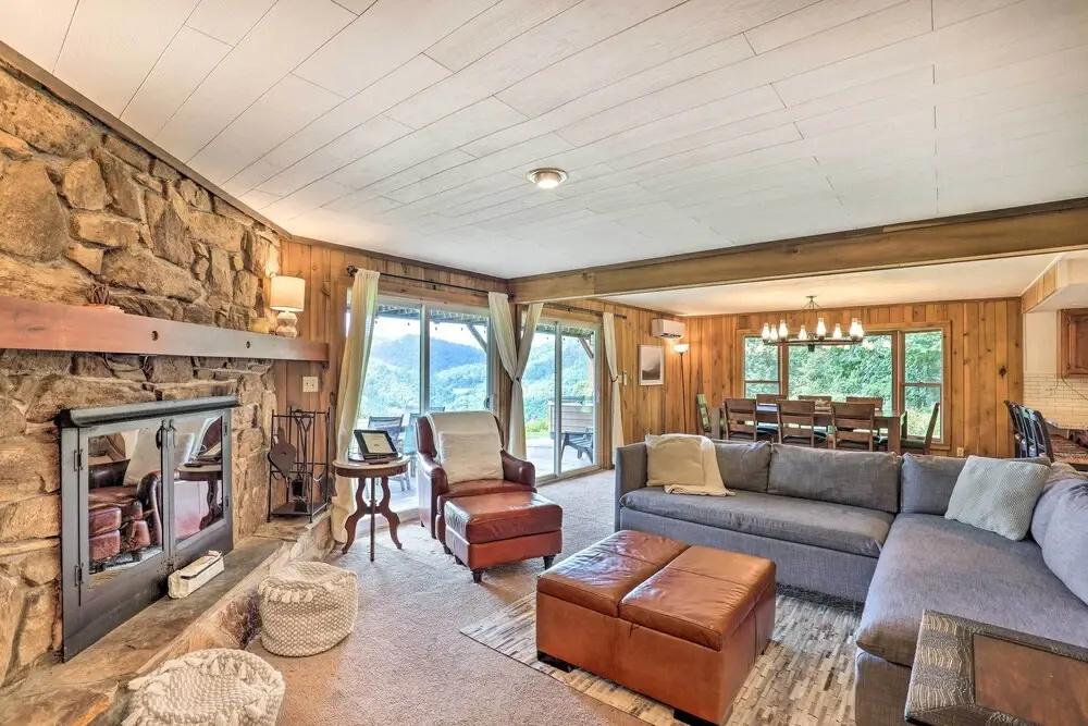 Stunning Views: Mountaintop Cabin in Burnsville! - главное фото