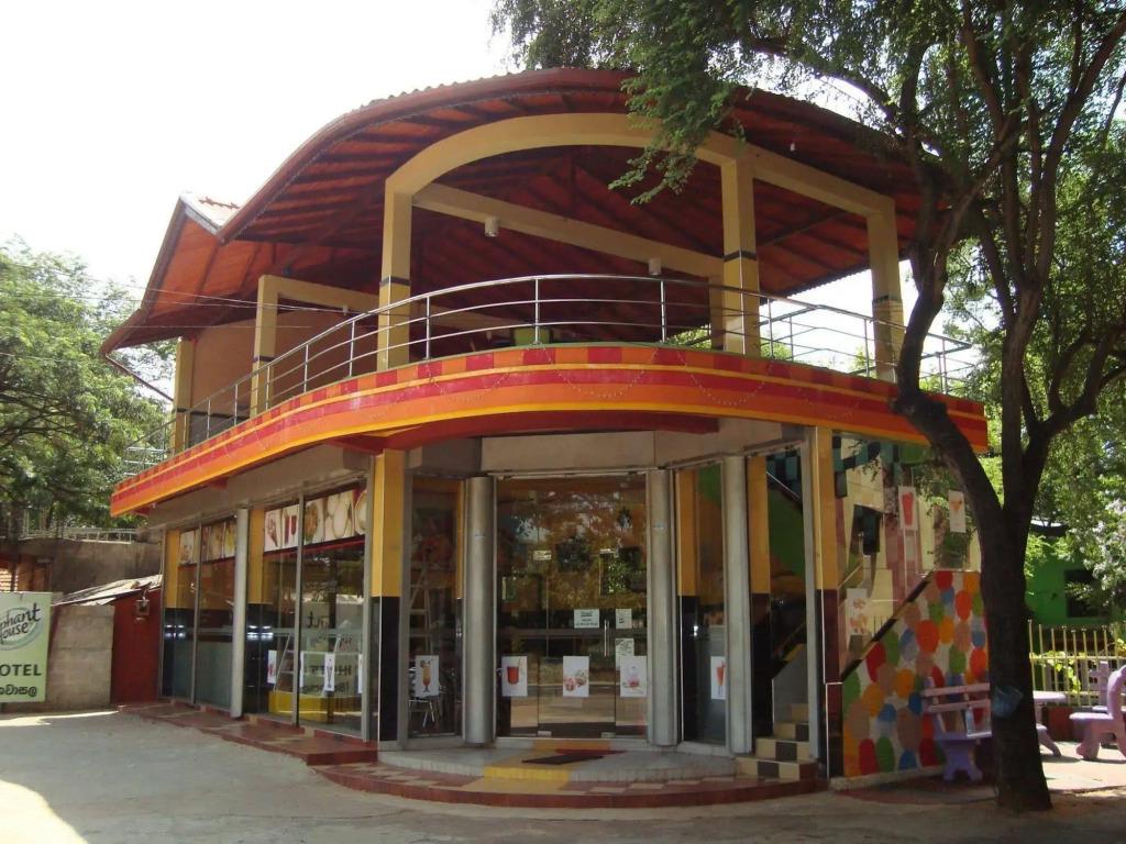 Hotel Mahawasala - главное фото