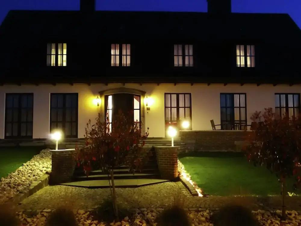 Charming Holiday Home with Hot Tub in Bree - главное фото