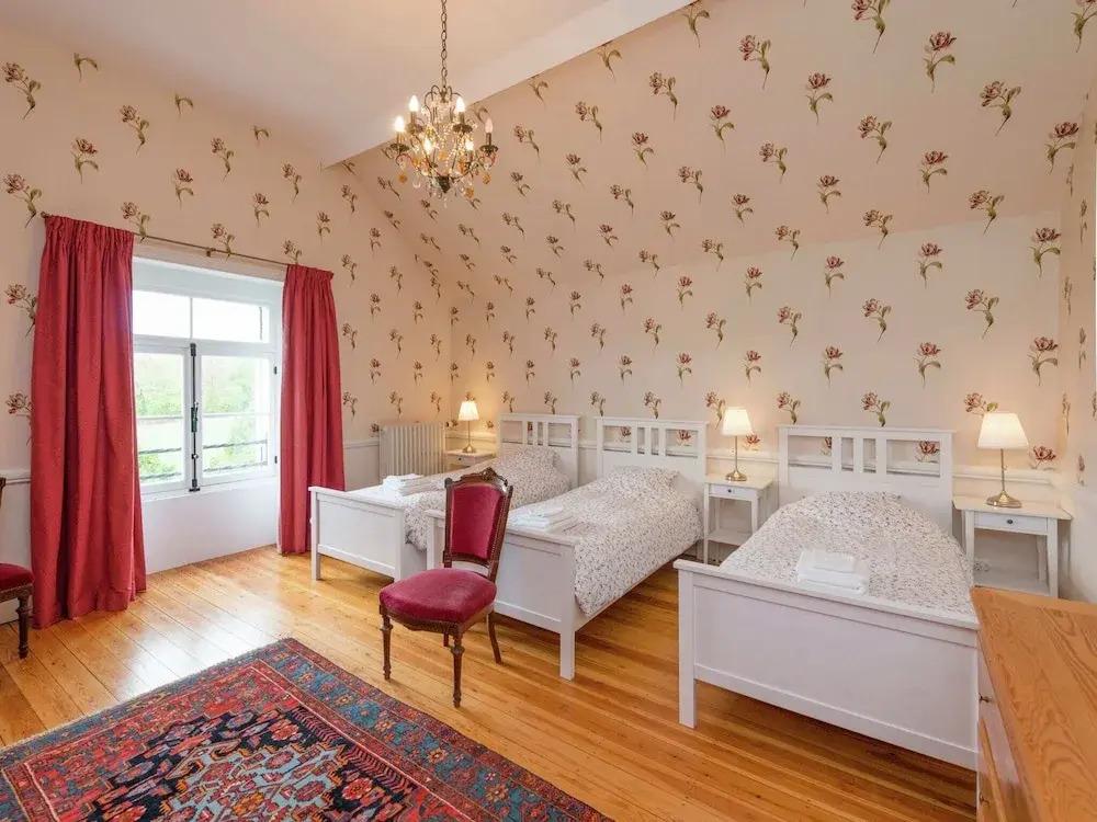 Beautiful Manor House in a Park Near Rochefort - главное фото