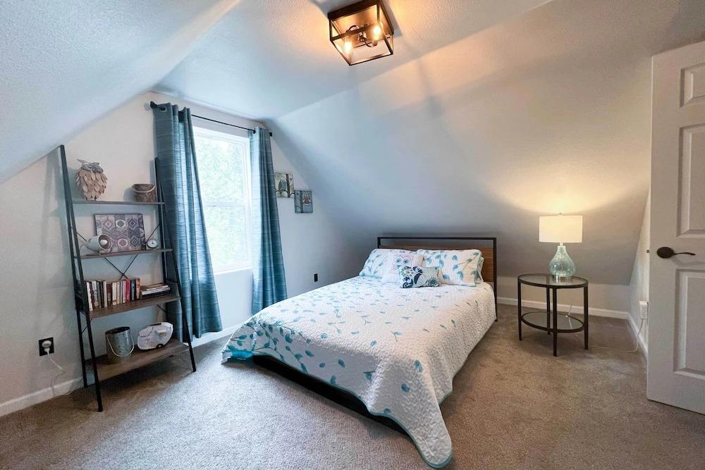 On the Rocks - A Modern Home w/ Decks & Views - главное фото