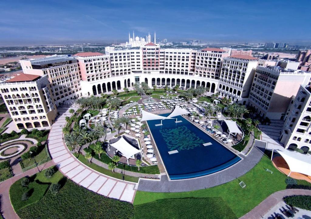 The Ritz-Carlton Abu Dhabi, Grand Canal - главное фото