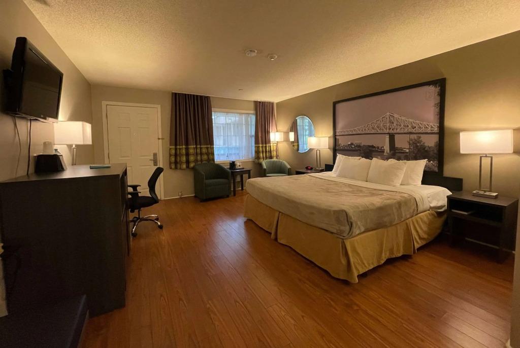 Super 8 by Wyndham Gananoque/Country Squire Resort - главное фото