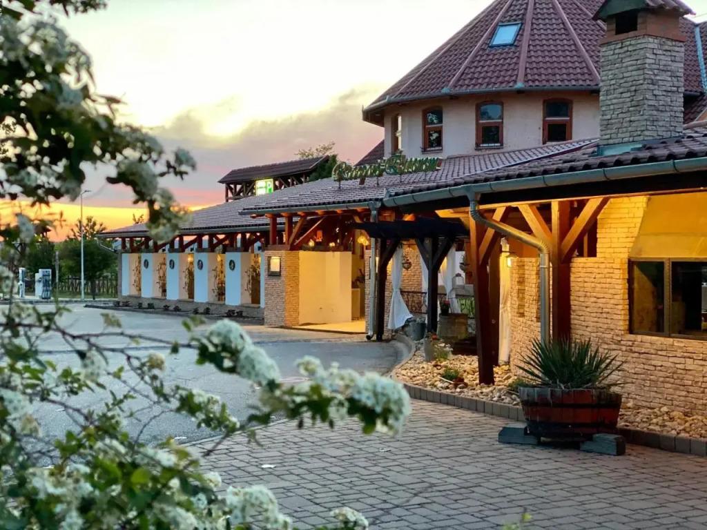 István Hotel&Étterem - главное фото