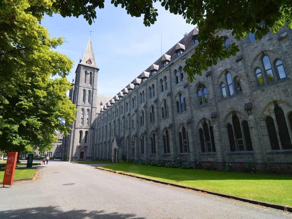 Lovely Holiday Home In Mettet With Garden - главное фото