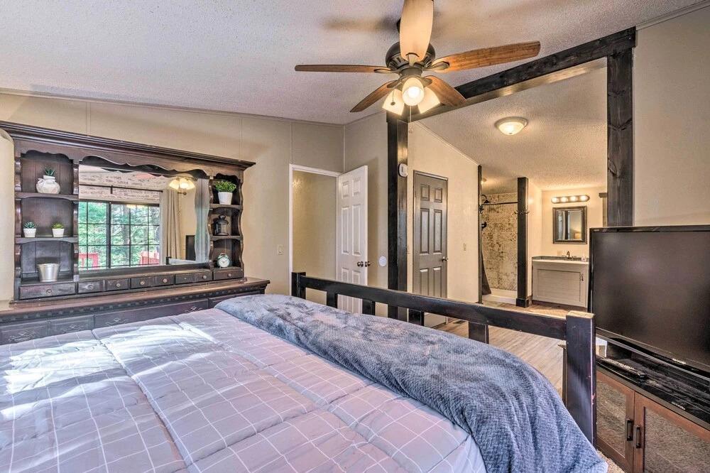 Relaxing Lincoln Forest Retreat w/ Wraparound Deck - главное фото