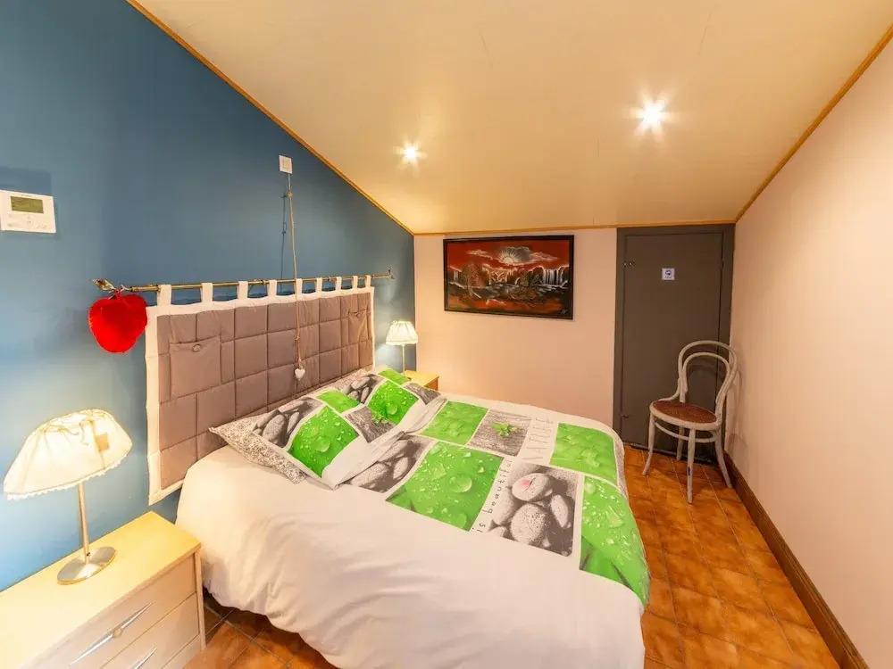 Expansive Holiday Home in Ardennes with Hot Tub - главное фото