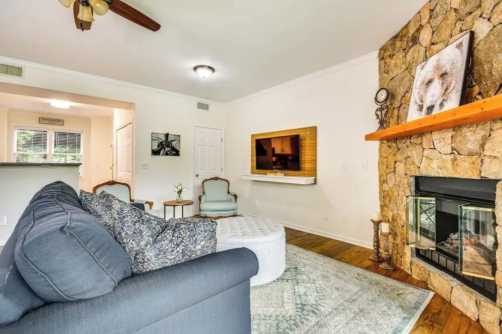 Mtn Cabin w/ Balcony & View in Burnsville! - главное фото