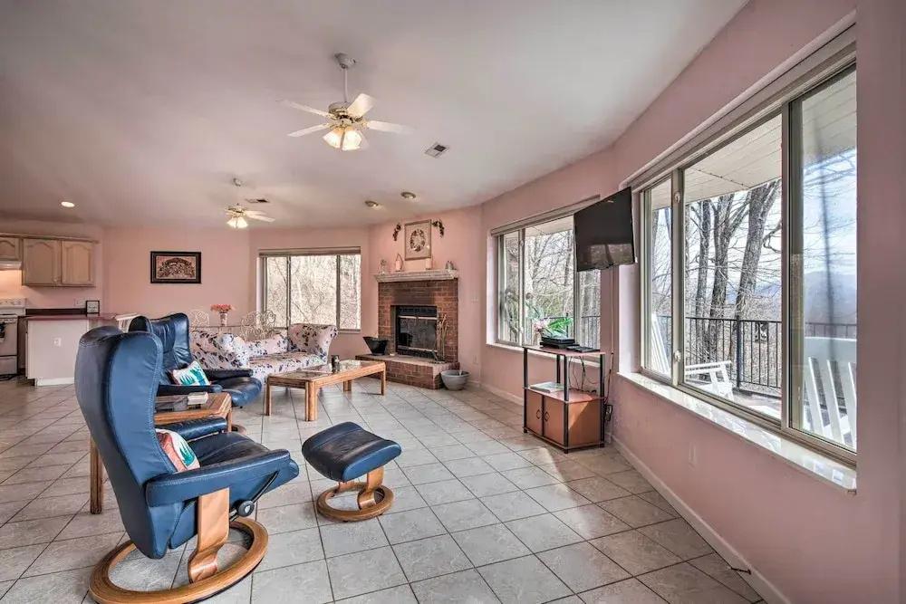 Charming Burnsville Apt w/ Mountain Views & Deck! - главное фото