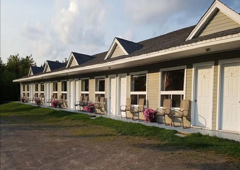 Fundy Rocks Motel and Chocolate River Cottages - главное фото