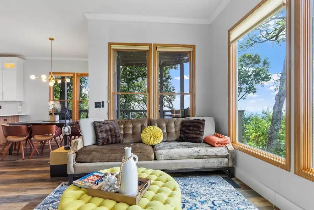 Hiking On-site: Mtn-view Burnsville Condo! - главное фото