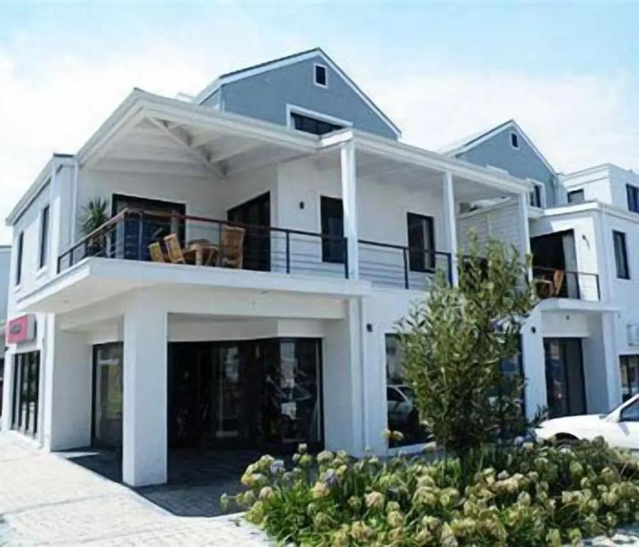 Marine Square Luxury Holiday Suites - Apartments - главное фото