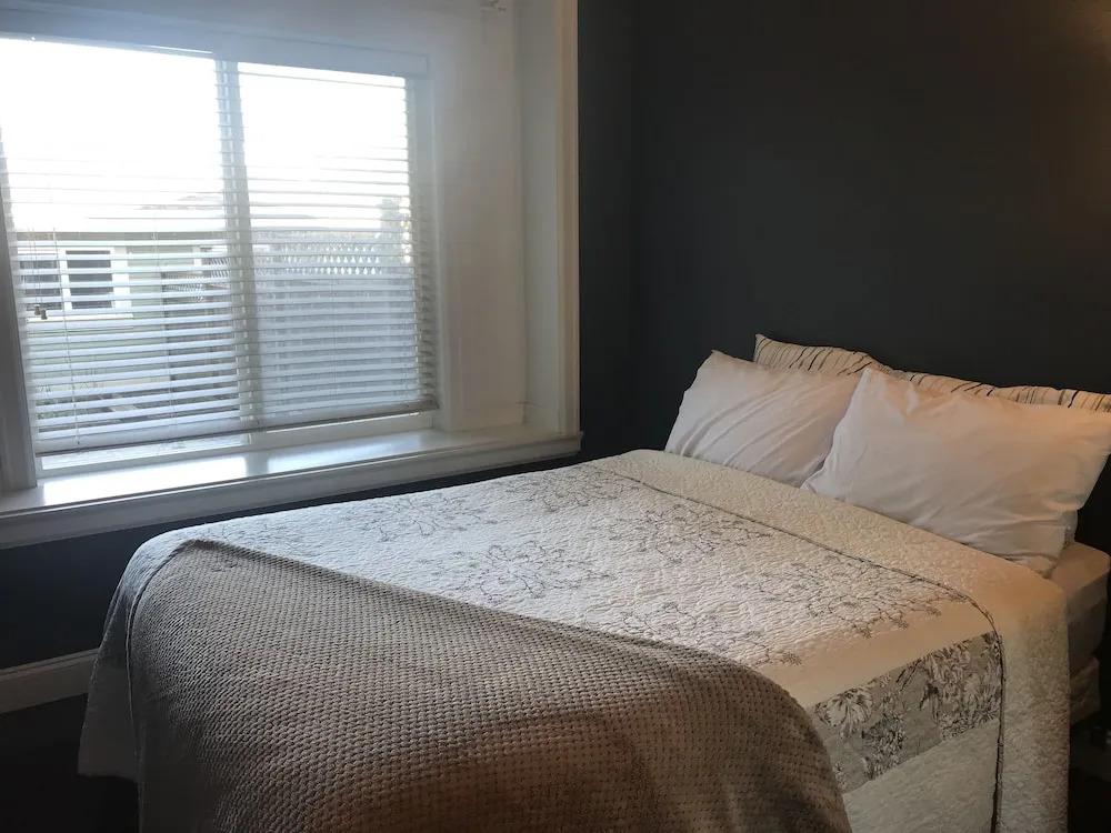 Upper Deer Lake Family Duplex Suite - главное фото