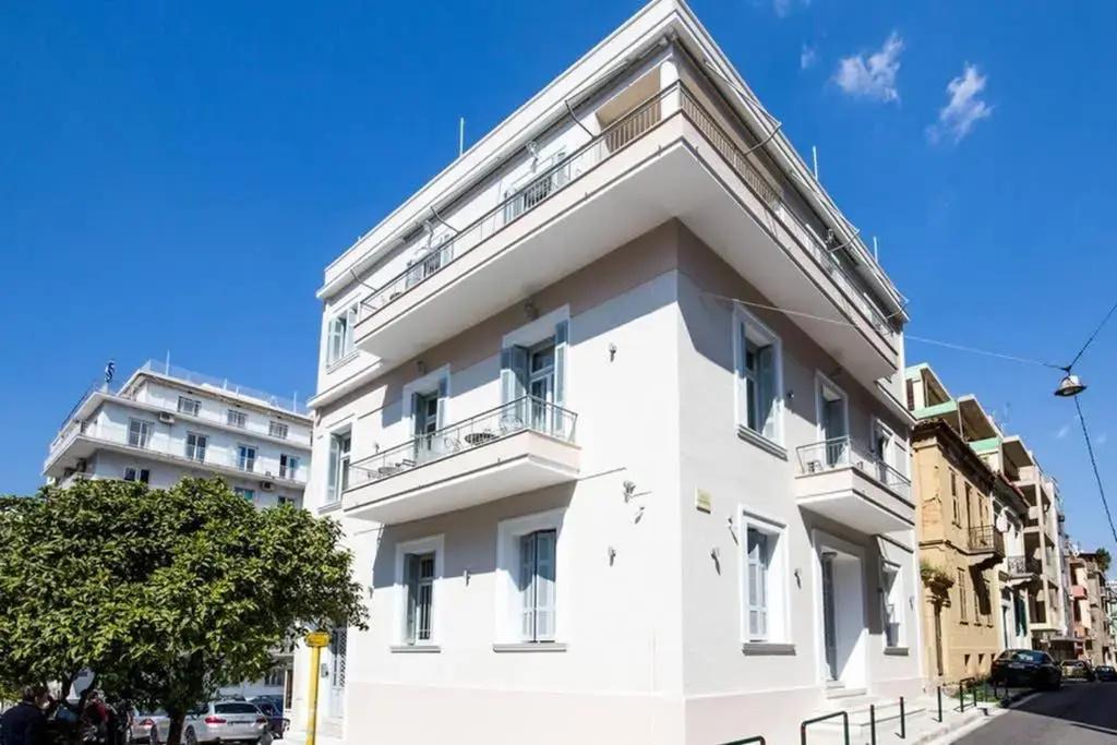 Neoclassical apartment with 3 bedrooms in Piraeus - главное фото