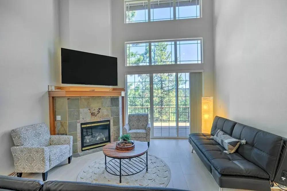 Bright Klamath Falls Townhome w/ Resort Perks - главное фото