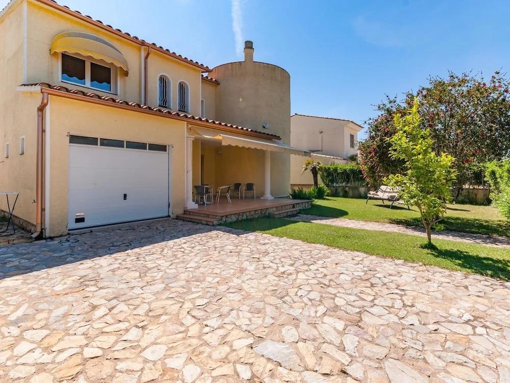 Appealing Holiday Home in Sant Pere Pescador With Garden - главное фото
