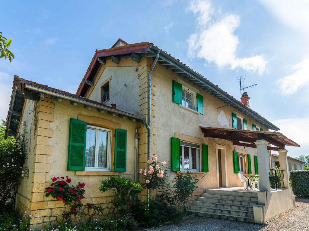 Sleep in former train station with beautiful pool and enclosed grass garden - главное фото