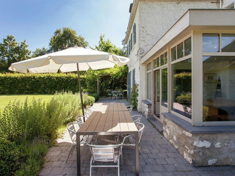 With Billiards, Table Tennis and Collection of Modern art in a Rural Setting - главное фото