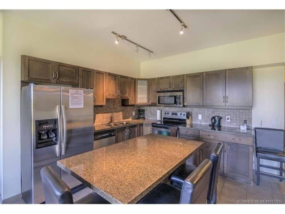 One of a Kind, Top Floor Apartment at Playa #632 - главное фото