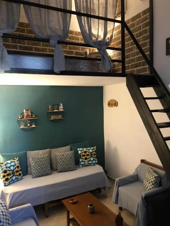 Small cosy house Lavrion - главное фото