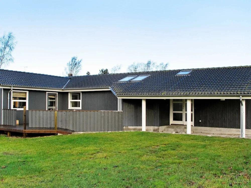 Spacious Holiday Home in Væggerløse With Solar Heating - главное фото