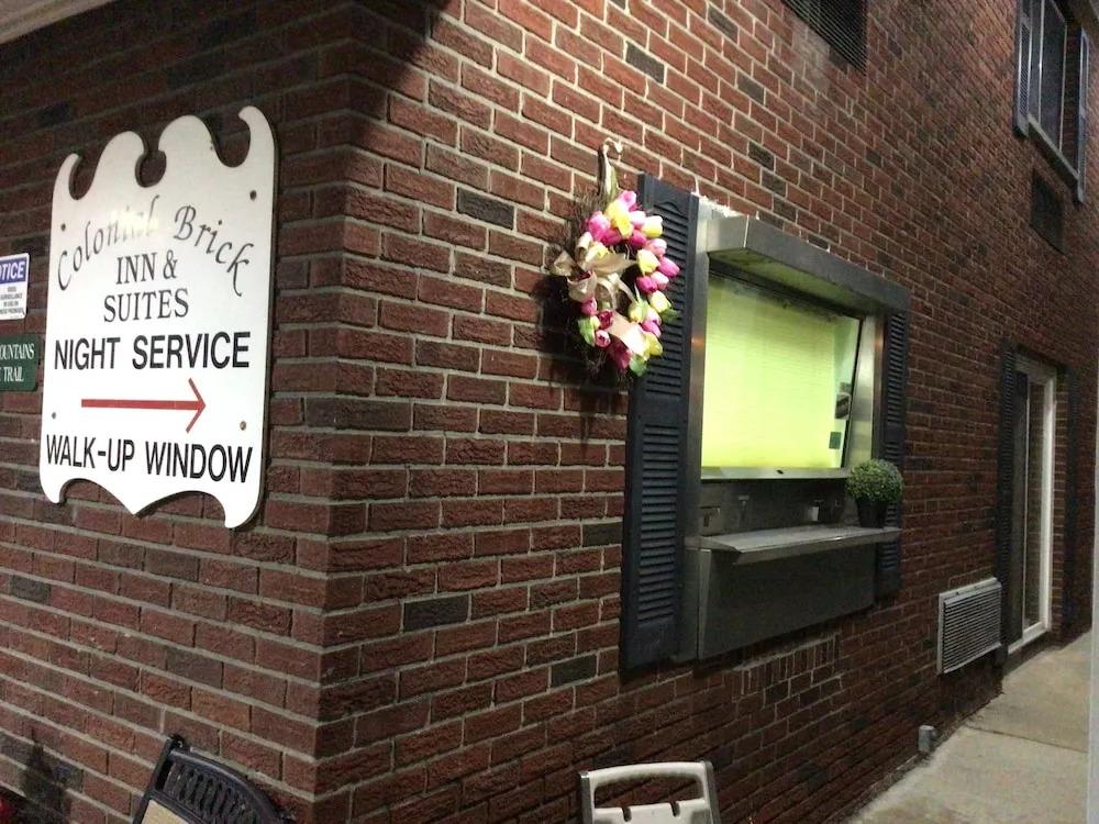Colonial Brick Inn & Suites - главное фото