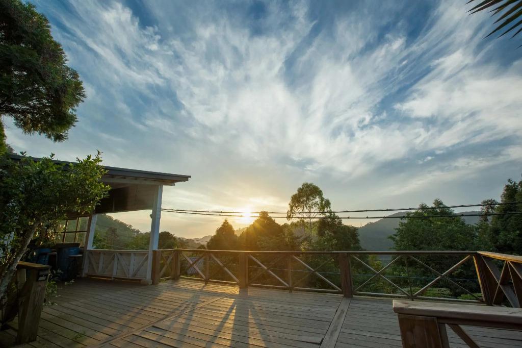 Upon the Hill - главное фото