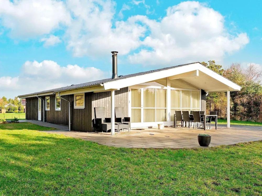 Peaceful Holiday Home in Blavand Denmark With Terrace - главное фото