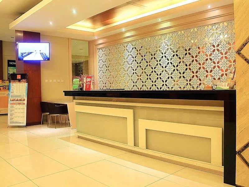 V Hotel & Residence by ZEN Rooms - главное фото