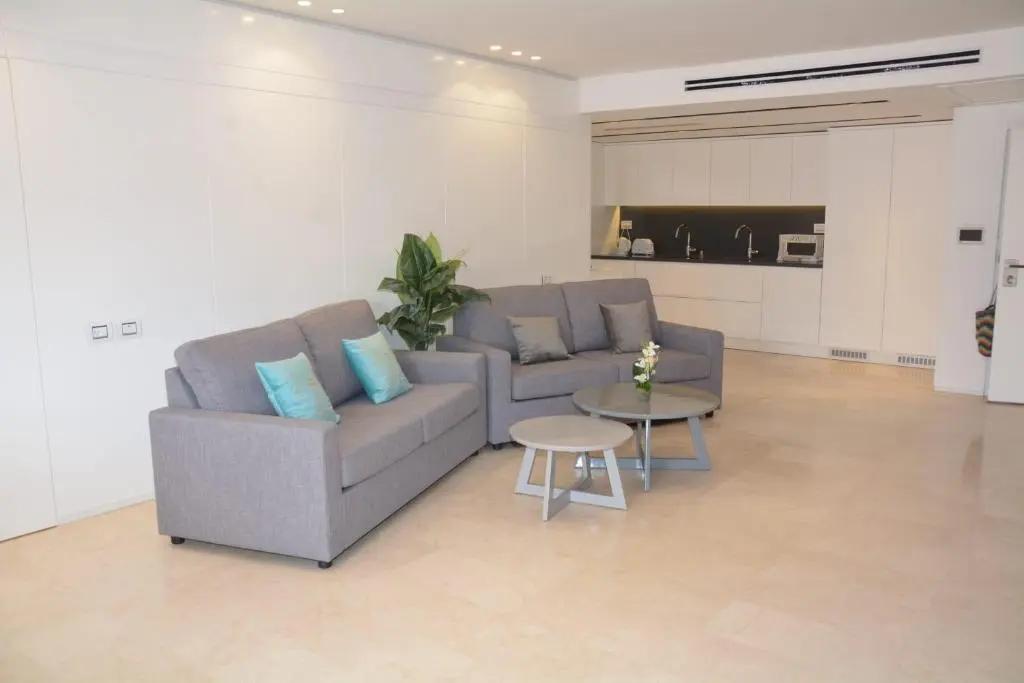 Renovated 3 Bedroom - Residence with Pool next the Beach - главное фото